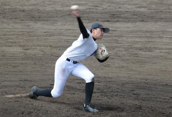 永山軟式野球クラブのピッチャーがボールを投げました。