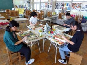 中学生3人が本塗りに入り色を重ねています。