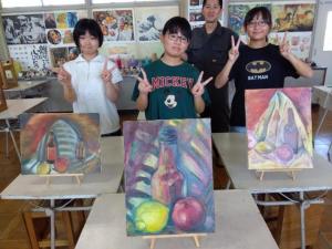 中学生3人が油絵の仕上げをして完成させました。