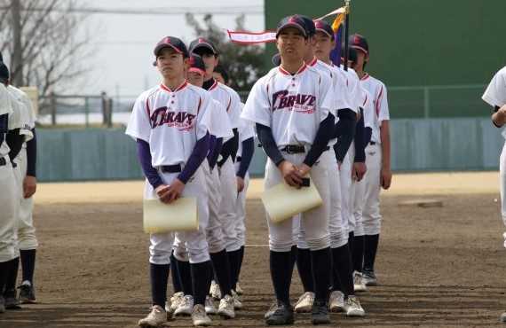 表彰式で表彰状を持っている2選手の後ろに選手が整列している写真