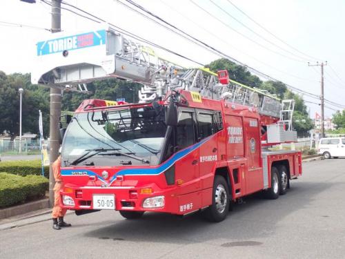 消防自動車（はしご車）を正面斜め横から撮影した写真